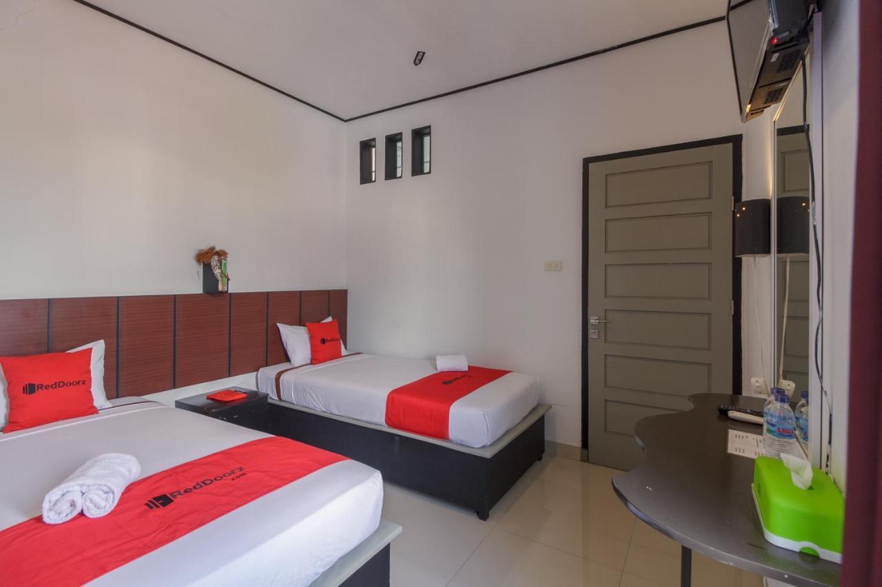 Reddoorz Near Jalan Sudirman Padang Otel Dış mekan fotoğraf
