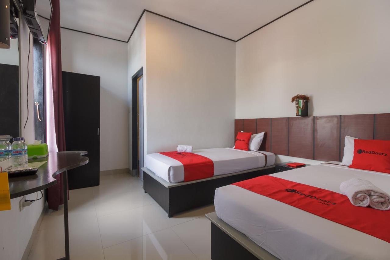 Reddoorz Near Jalan Sudirman Padang Otel Dış mekan fotoğraf
